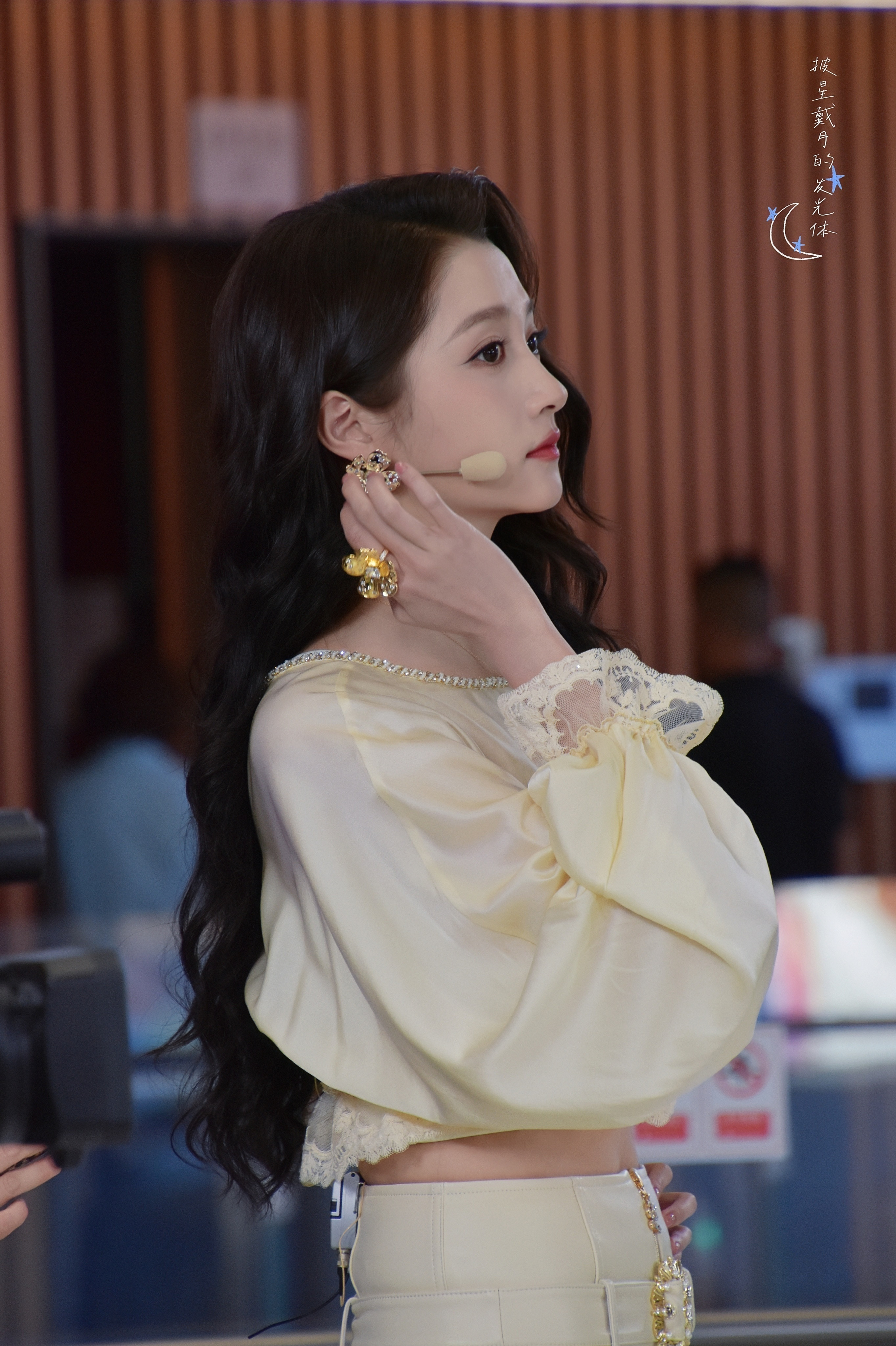 关晓彤就是肤白貌美大长腿的代名词