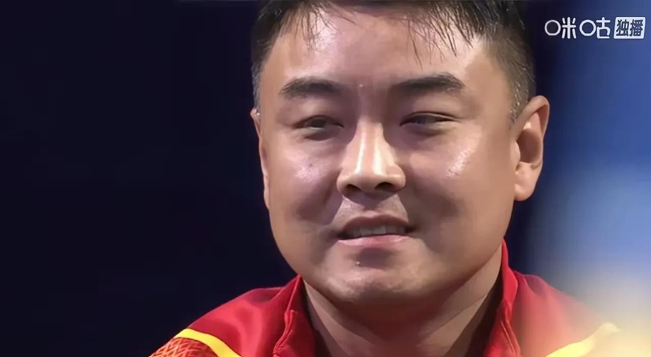 林诗栋输球出局，王皓无奈的笑了，国乒男队只剩下楚钦和向鹏，刚开赛两天就损兵