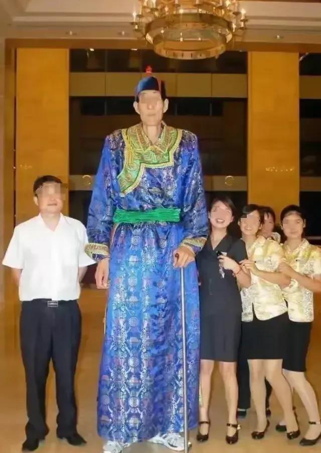 🌛中国第一巨人鲍喜顺：不听医生劝告非要生子，现在儿子长到多高？被称之为“中