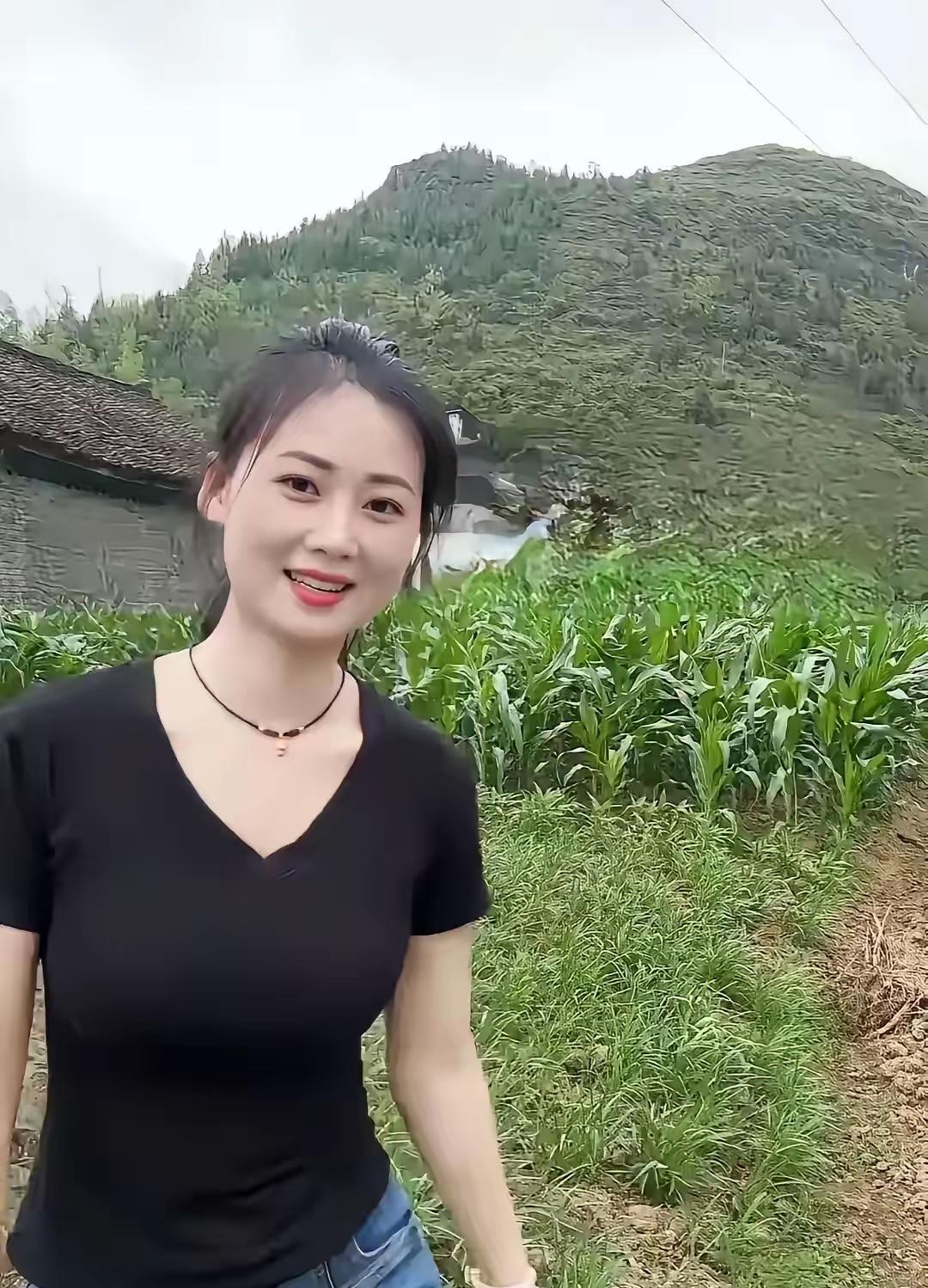 故乡的风景故乡的风景，是一幅永不褪色的画卷。屋旁那片玉米地，是夏日里最蓬勃的