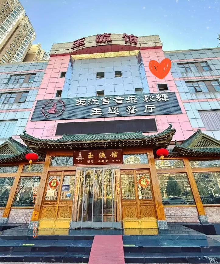 朝鲜突然让在北京的不少朝鲜女性员工回国了。 傍晚六点的望京街头，华灯初上。