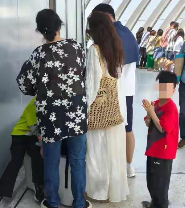 马龙一家迪拜度假，夏露穿着宽松大方，小腹凸出，公婆带娃好幸福