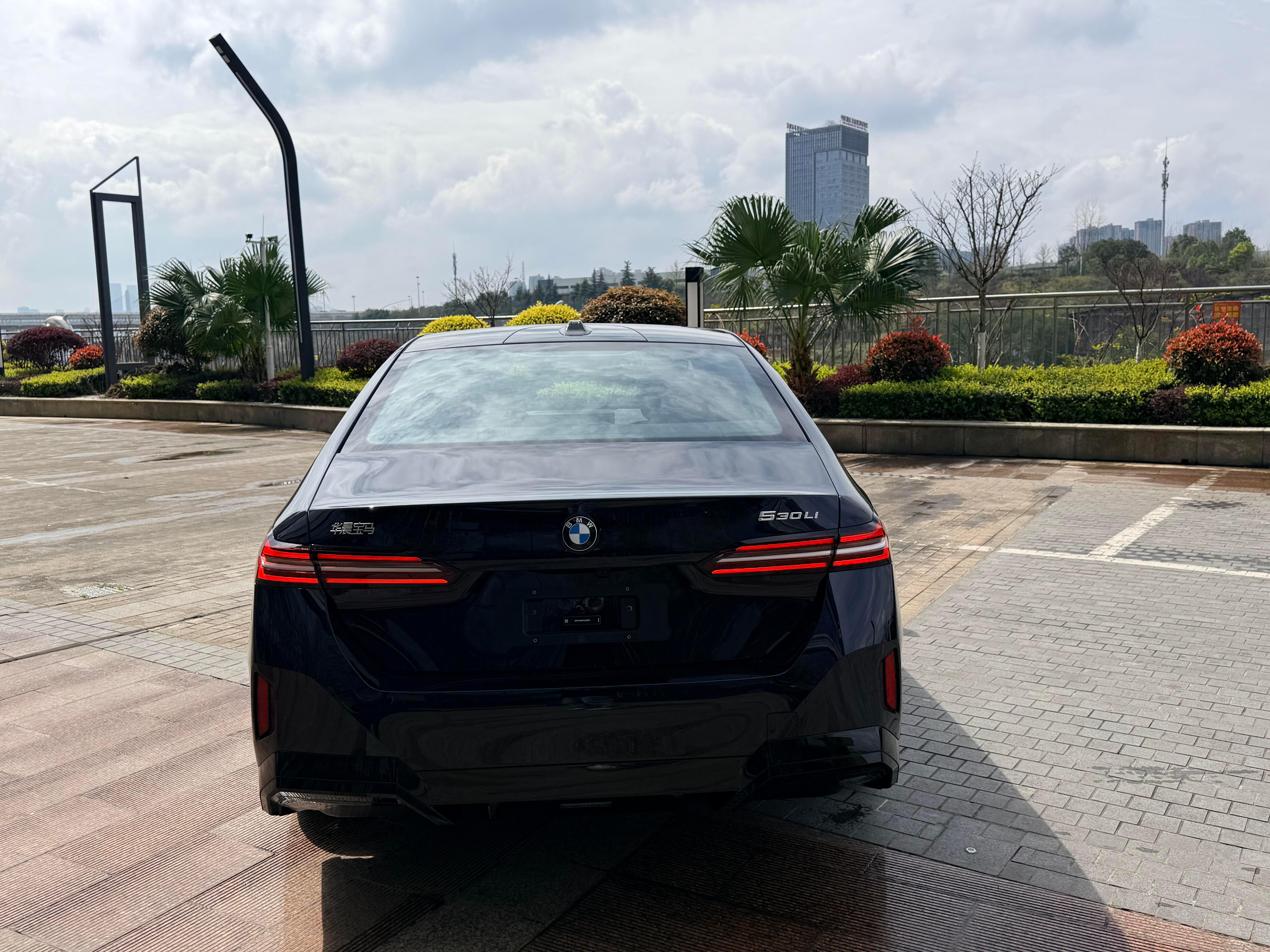 26款宝马530Li领先型M运动套装宝石青/红内指导价：40.8万全款裸车：