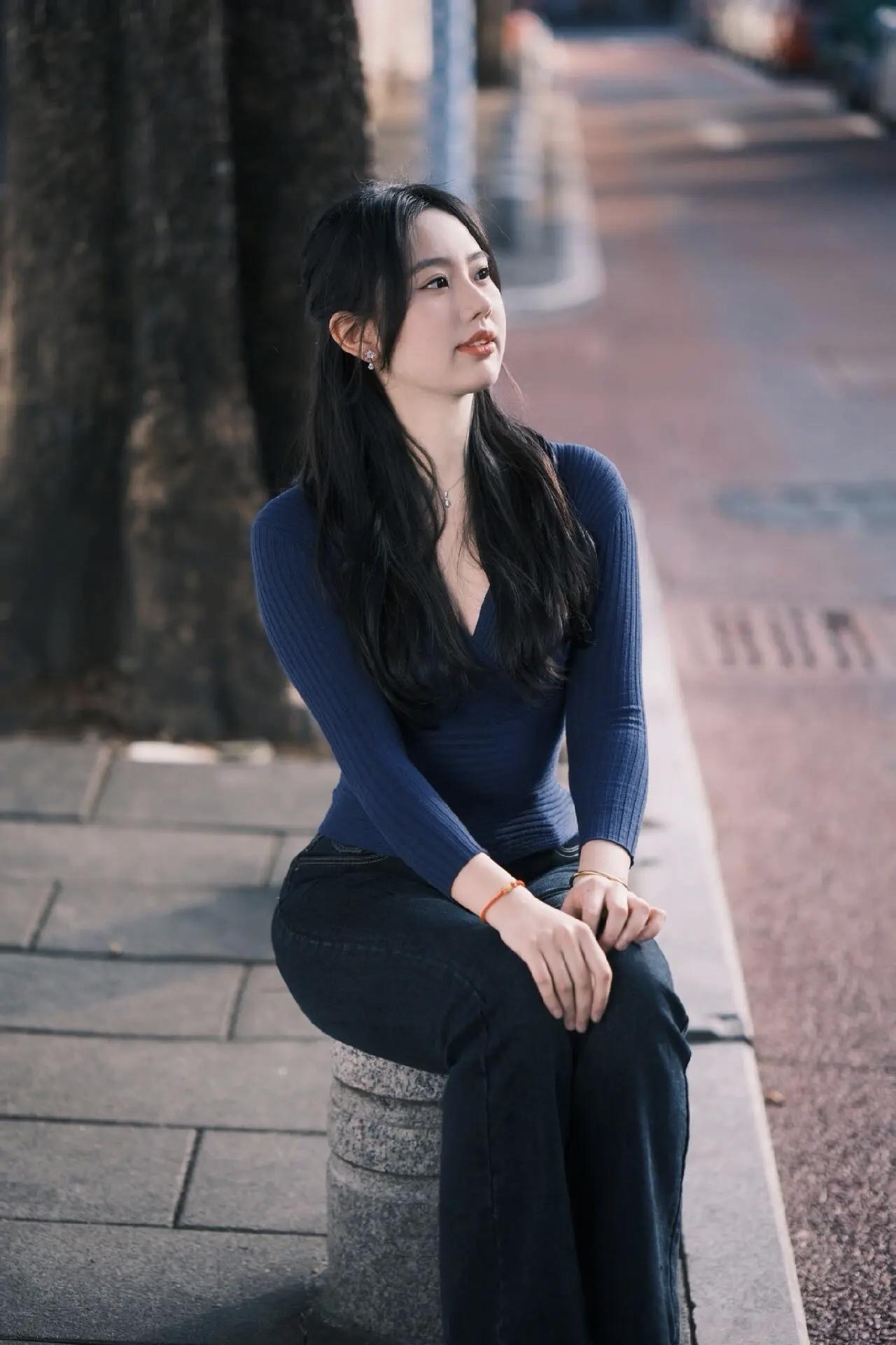 牛仔裤穿搭风格/都市少女，静坐街边，沉思时光。沉思静谧氛围高腰牛仔裤穿搭简约