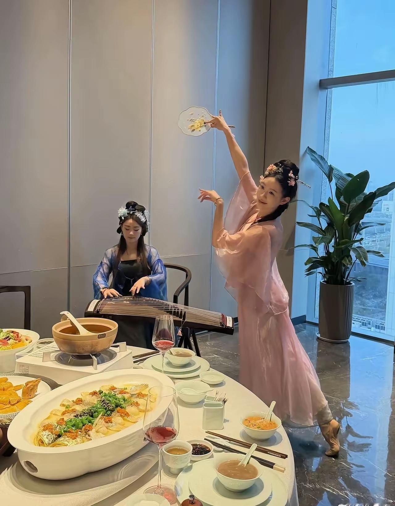 无女不成宴，花钱的人愿意看，收钱的人愿意跳，其乐融融