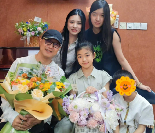  汪峰带孩子们支持醒醒演出，大女儿小苹果和二女儿汪璟怡都来了，小儿子被打码，四个