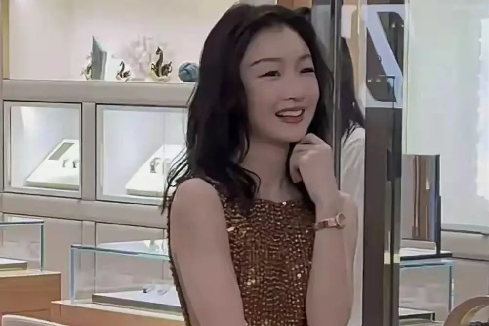 周冬雨增肥之后大变样！穿开叉裙女人味十足，美得像换了个人