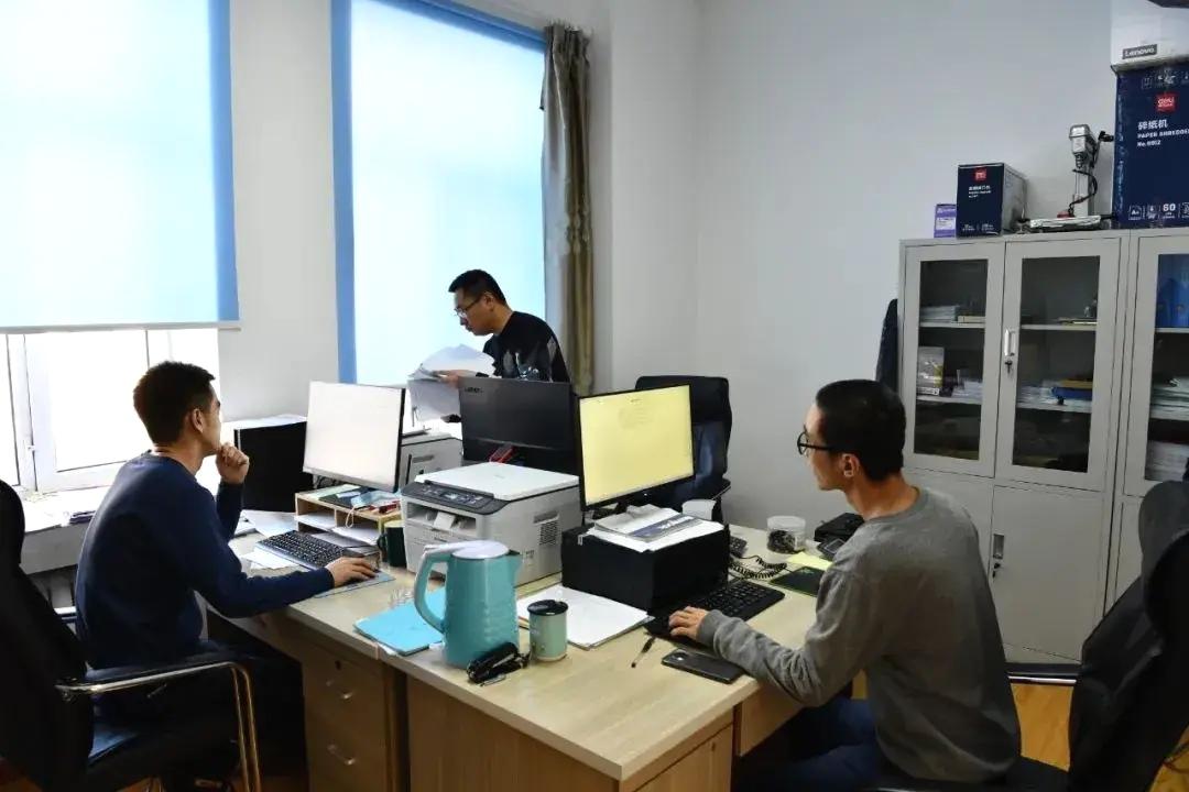 很多单位不是琢磨事，而是琢磨人：无形斗兽场里的职场困境一位社会观察人员说: