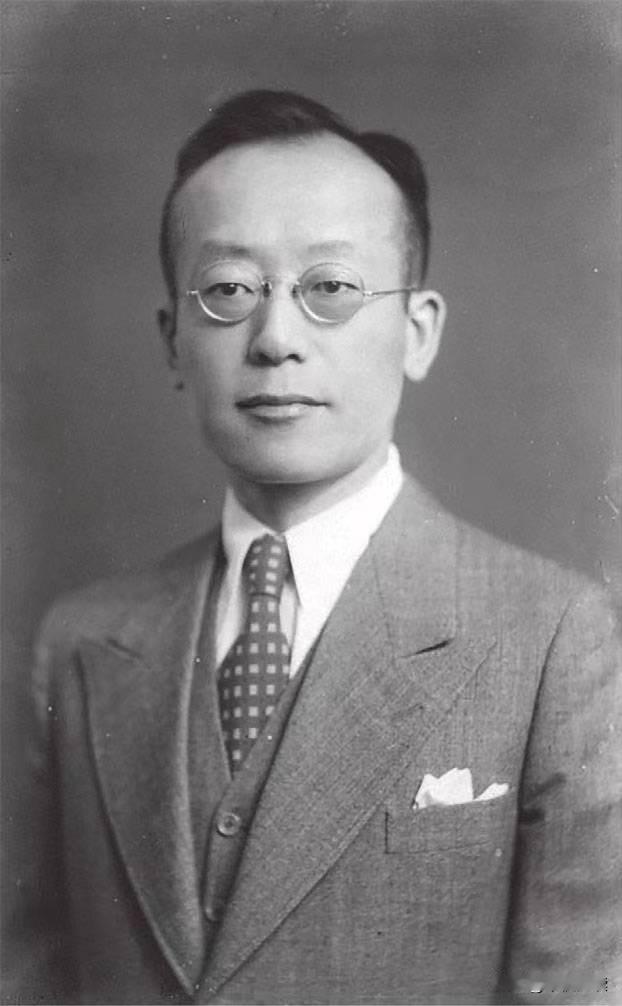 1925年，上海功德林，一场鸿门宴正在上演。饭桌上，画家刘海粟高举酒杯说道：“没