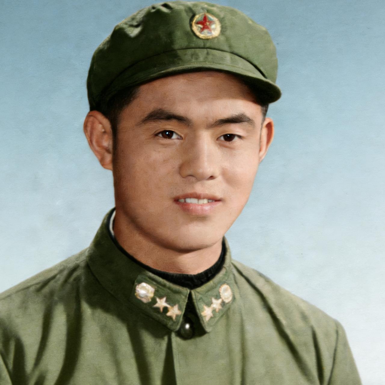60年代，徐湖平在部队当兵期间，一张罕见的留影，当时的他还不到二十岁，看起来精气