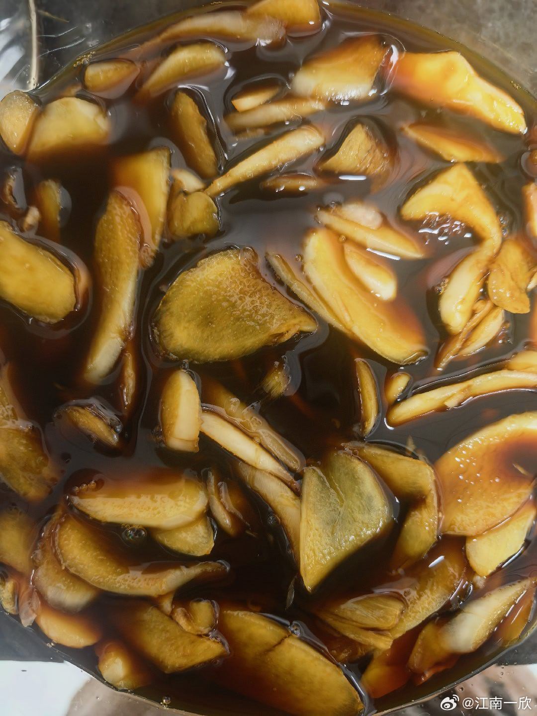 公司食堂大厨每年夏天都会做两周的醋泡姜，给大家早饭的时候吃。今年我很少去食堂早饭