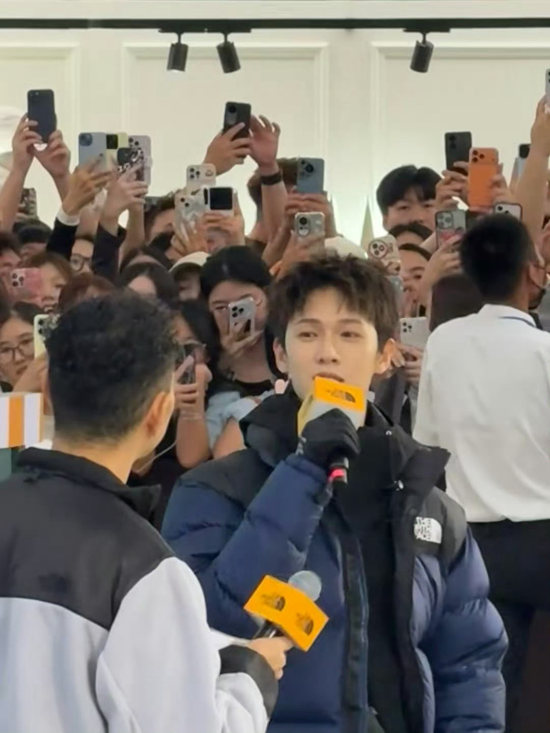 李昀锐今日北面线下活动生图，是敬业的代言人小林[点赞]​​​