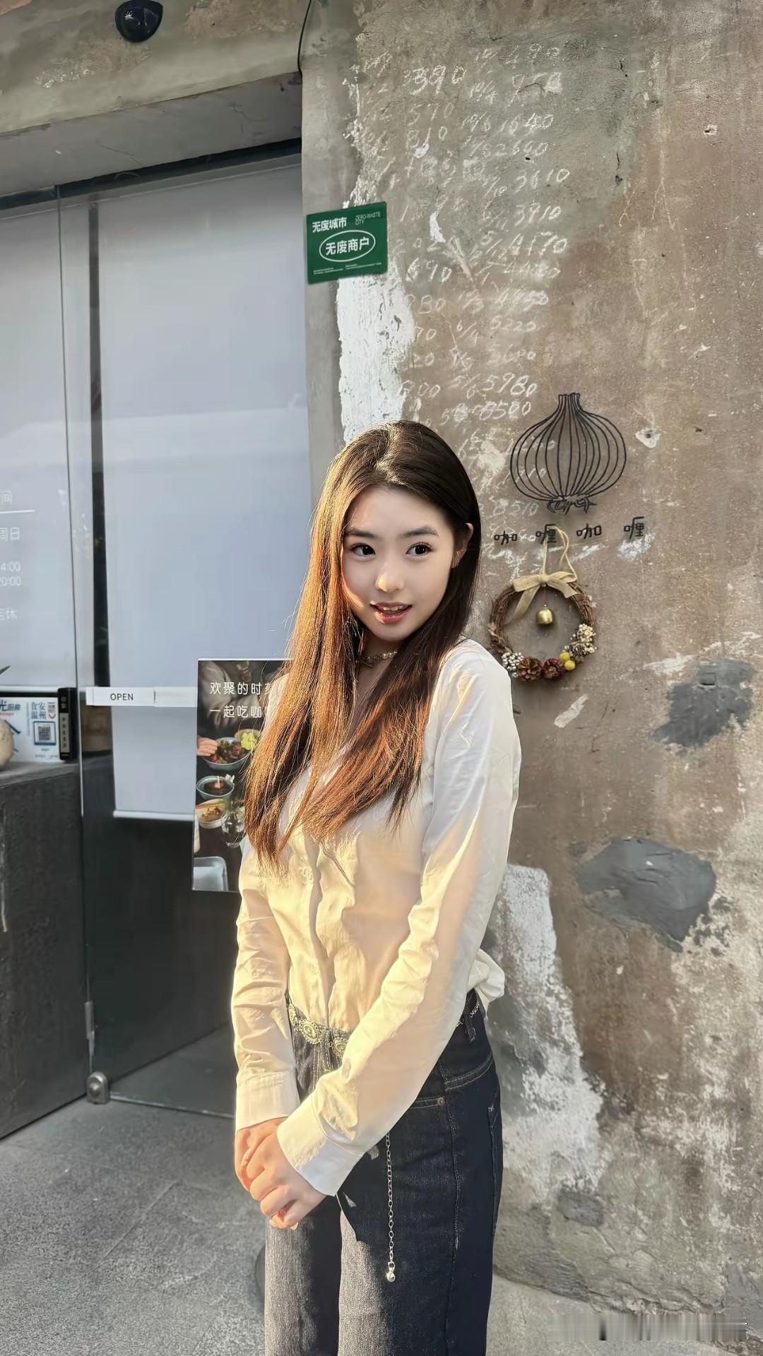 元气少女穿搭轻松又时尚，想秒变街拍达人其实不难。像白色衬衫搭灰色短裙，既轻松自在