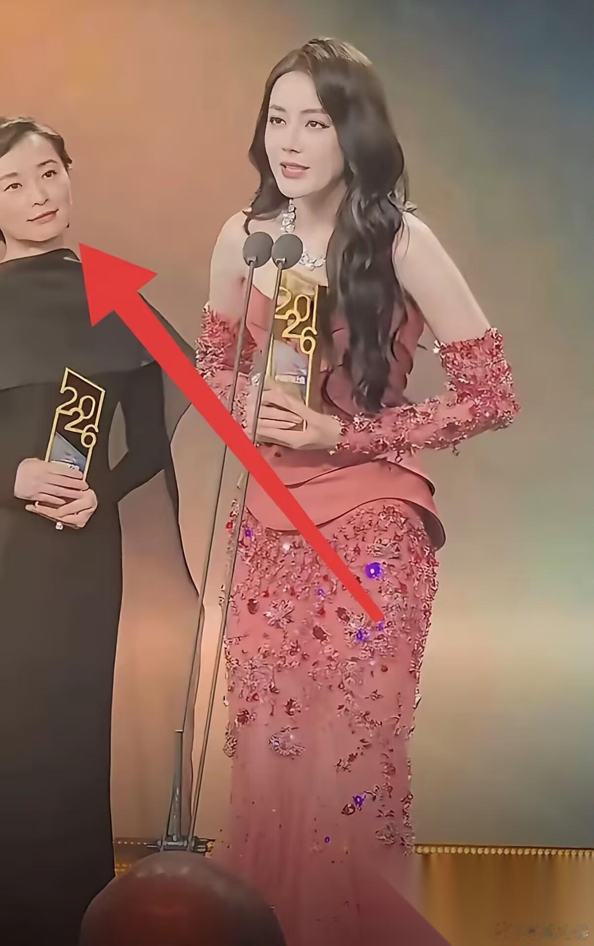 果然还是女人最懂女人，我问闺蜜，这场2026颁奖礼上，为什么吴越是这种柔和的眼神
