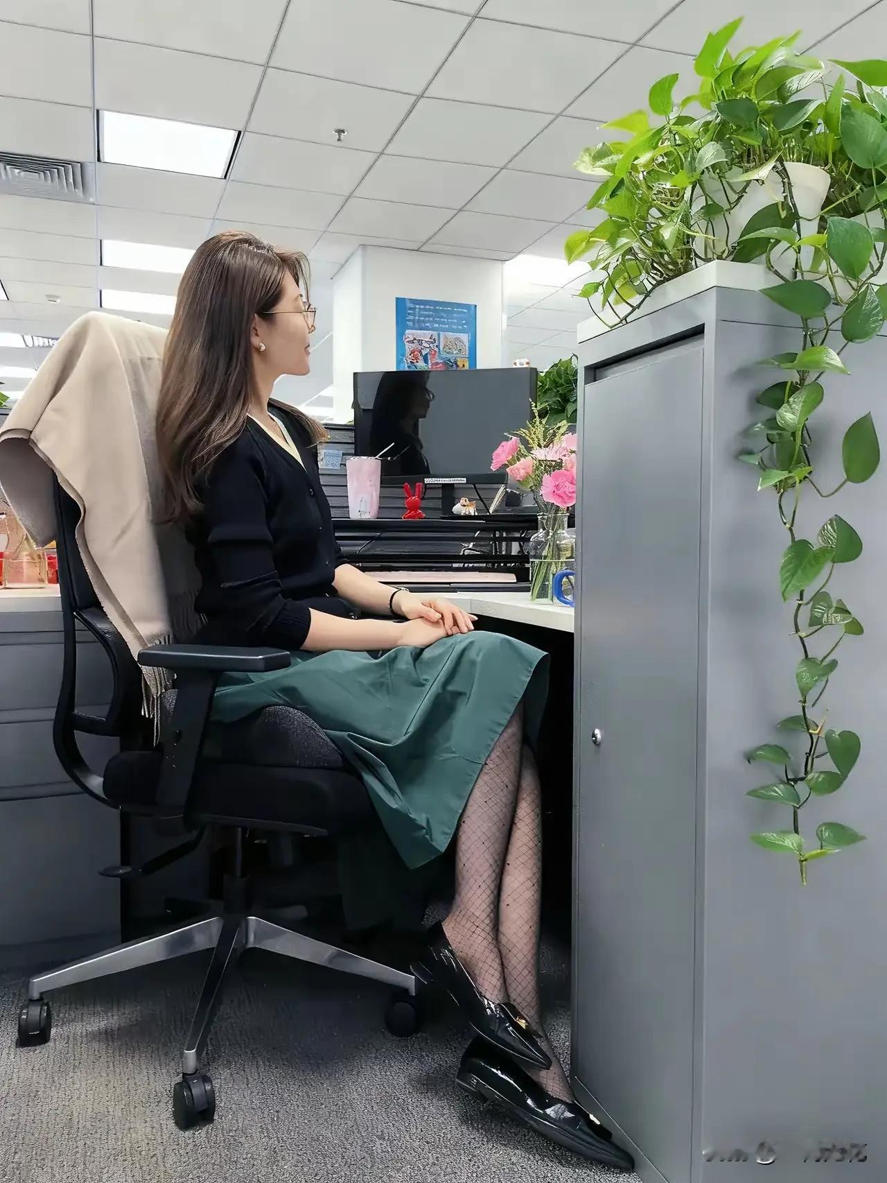 优雅办公，绿植相伴，时尚穿搭，尽显职场魅力。职场女性都喜欢什么样的穿搭风格?