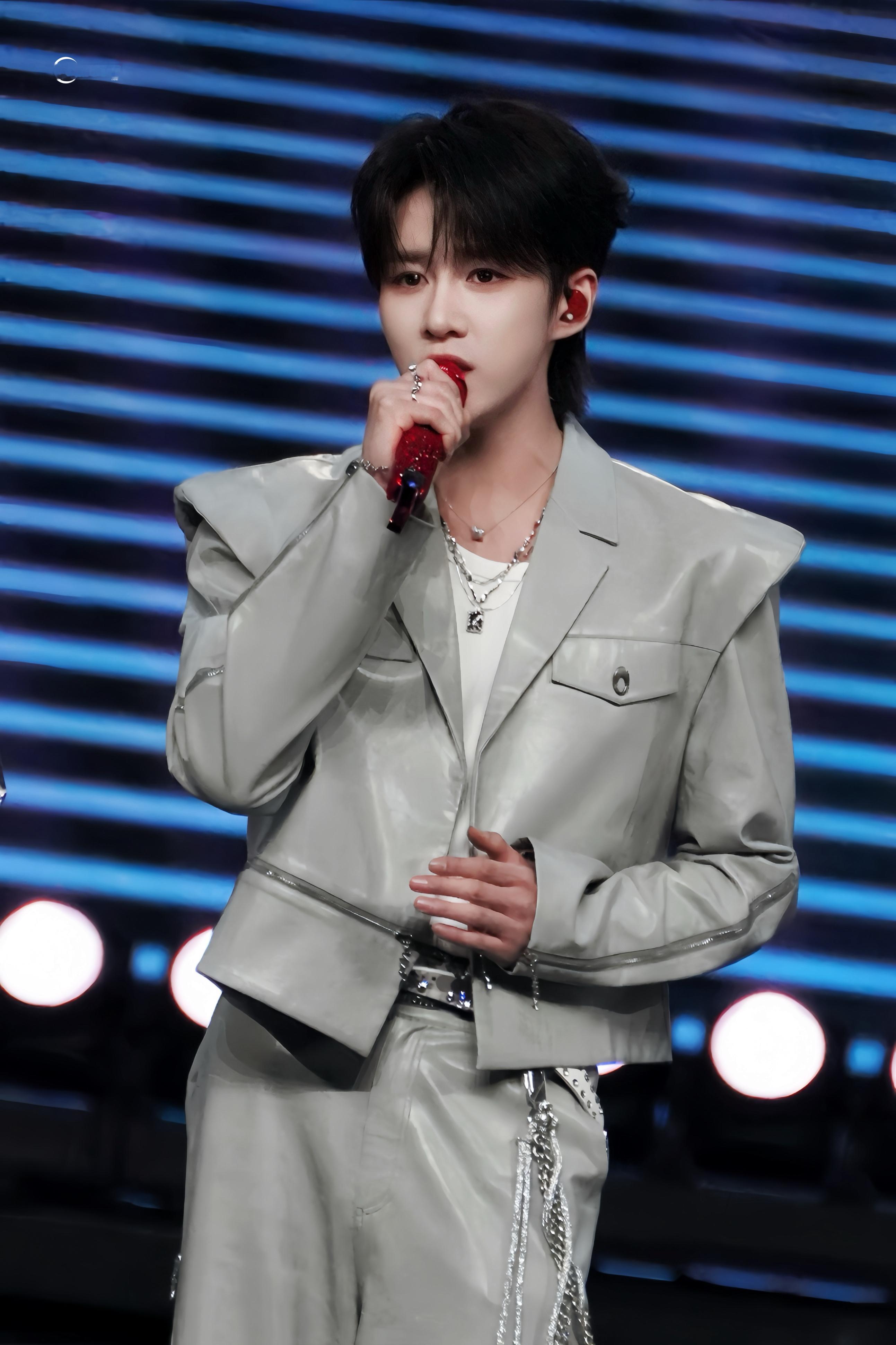 卓沅💜卓沅的心动日常人们从诗人的字句里，选取自己心爱的意义。但诗句的最终