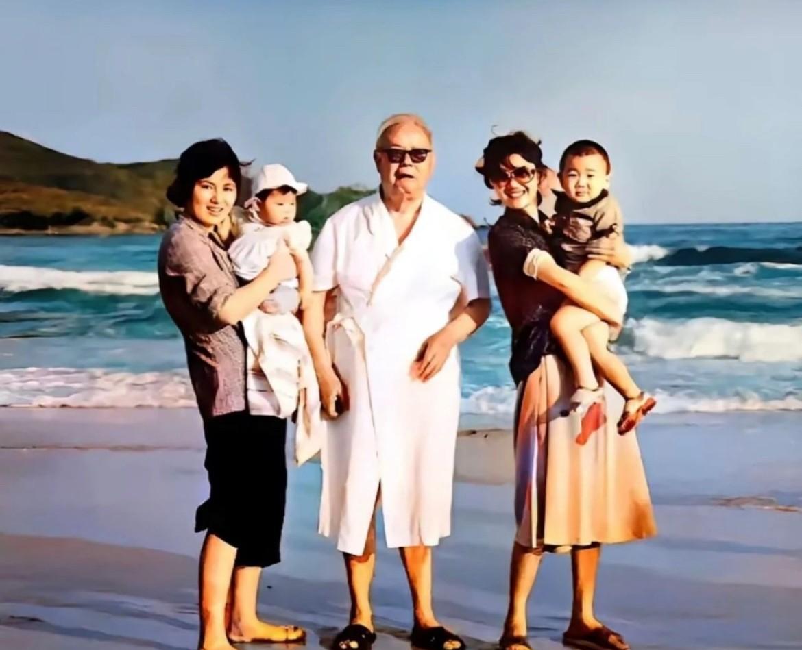 1980年夏，83岁的叶剑英元帅携家人在北戴河海滨留下珍贵合影。叶剑英元帅一生都