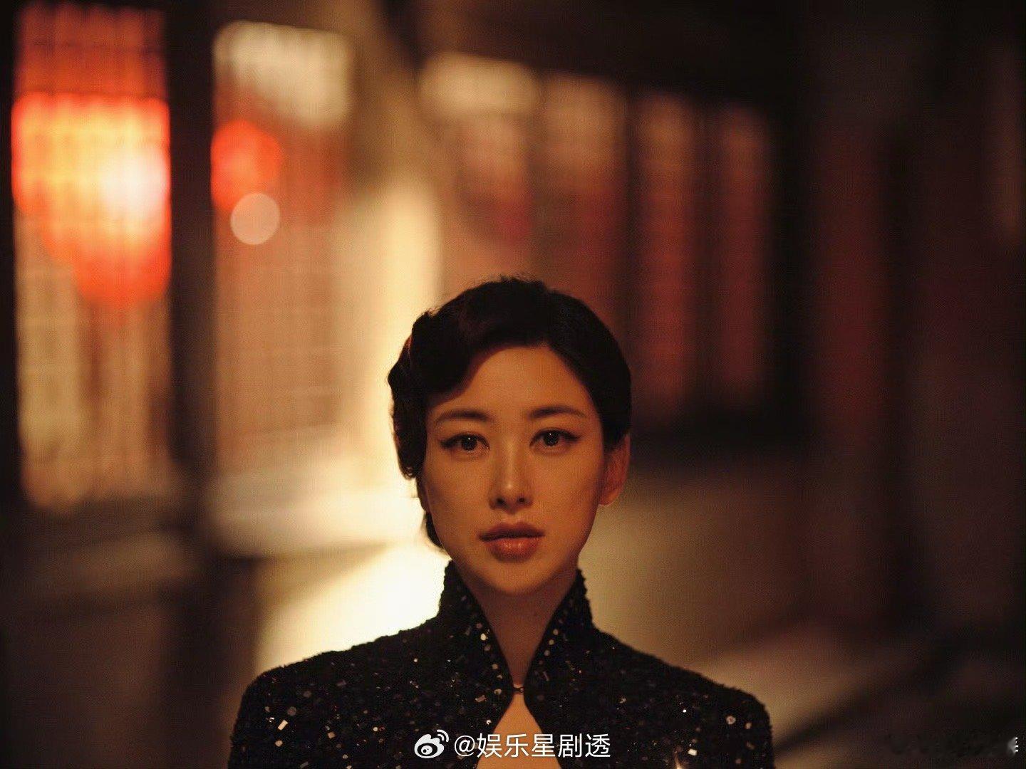 朱珠这张脸就该穿旗袍她穿旗袍是天选！盛典黑色亮片款配东方美脸蛋，婀娜神秘，媚而