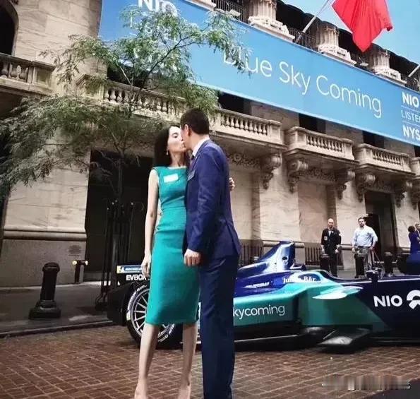 李斌和妻子王屹芝这照片让人羡慕！一个是北京大学的，一个是中国传媒大学的，两人感情