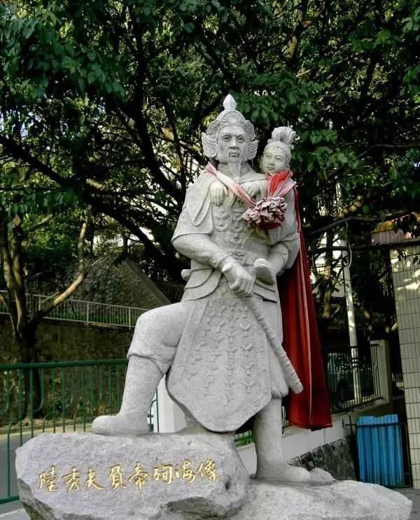 公元1279年3月19日，崖山海战。丞相陆秀夫背起南宋小皇帝赵昺，纵身一跃，结束