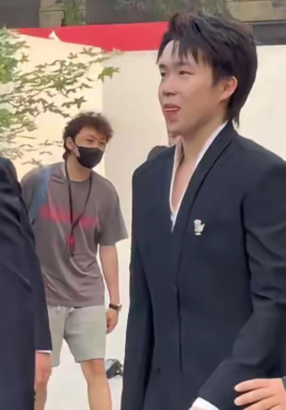 笑不活了，王楚钦参加个活动，大家却蛐蛐起王CC来了，他鬼鬼祟祟的样子好好笑