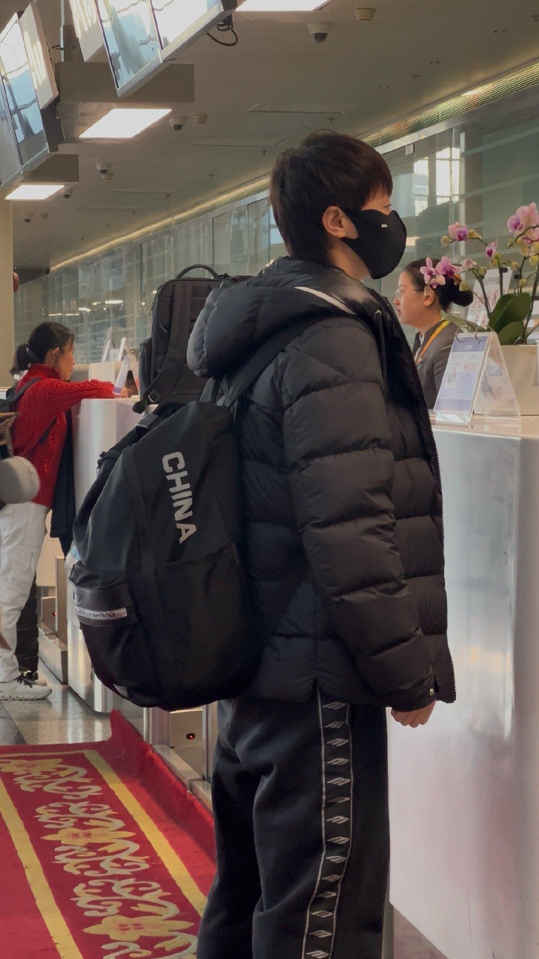 王曼昱今日机场出发返回北京。本来订的的是昨天的高铁票，因为临时有事取消行程。换成