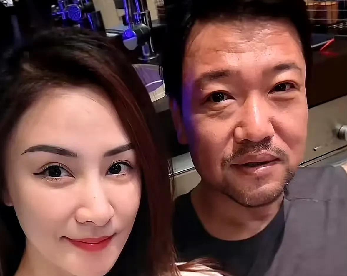 贾冰减肥成功，瘦到脱相。和老婆的合照被嘲像父女。这还是我认识的贾冰吗？贾冰这么