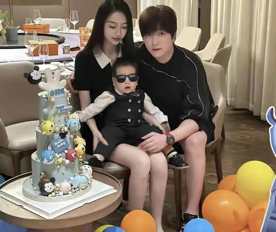 1891万的罚款对于白冰来说并不多，但是最慌的人一定是他媳妇白冰因偷税被罚