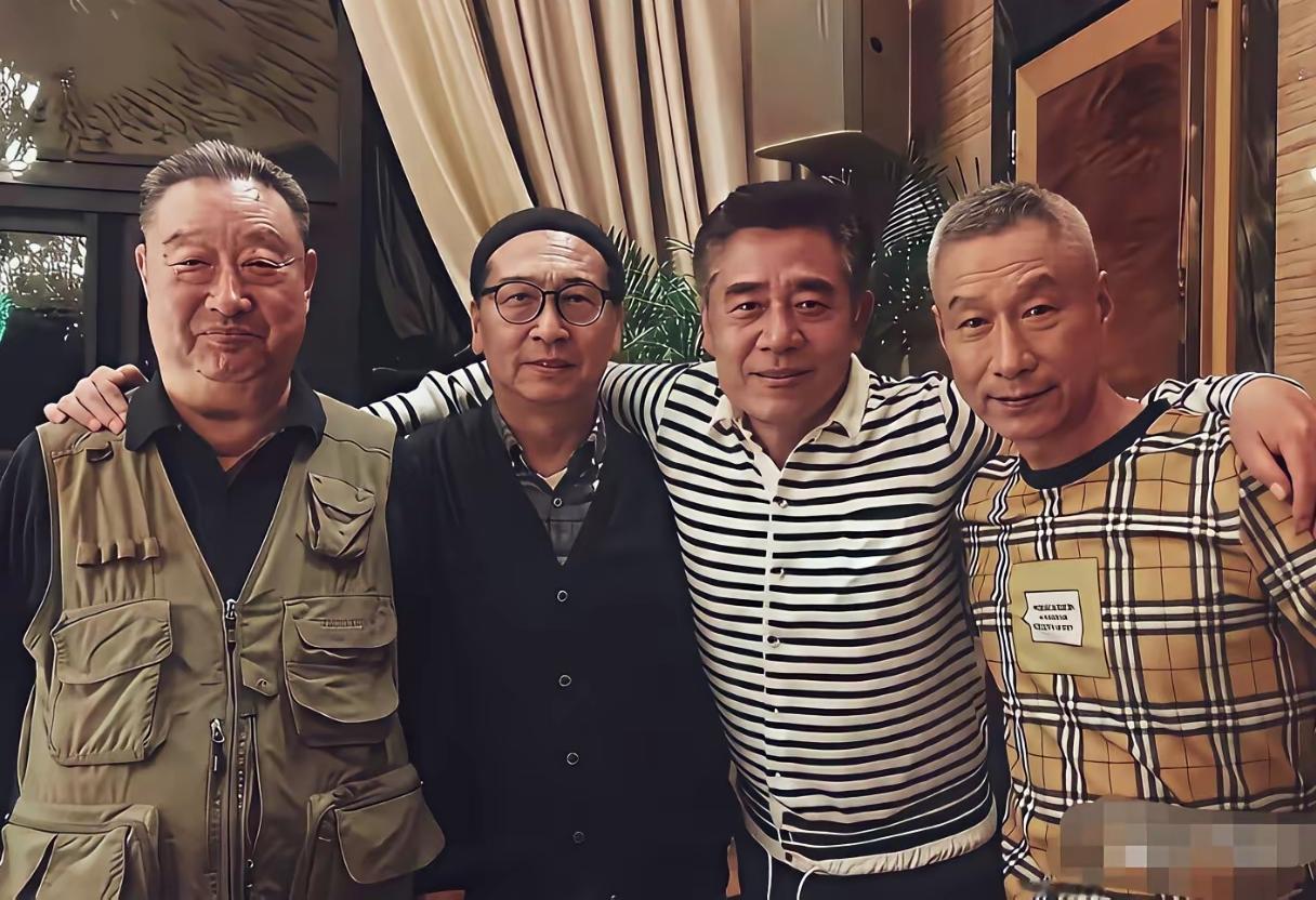经典剧《大宅门》四位老演员难得相聚，现场有刘佩琦、陈宝国、毕彦君。老影迷都