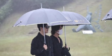 别用恶意揣测这份友情。他们相识于微时，互相扶持24年。黑衣低调现身，是对故人最体