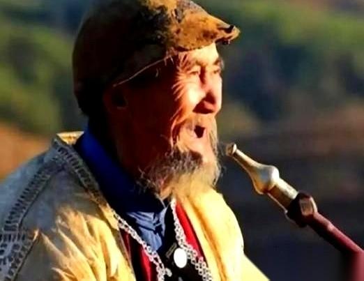 翻阅1995年《贵州日报》的旧版面，上面记载着务川大山里一个叫龚来发的老头，足足