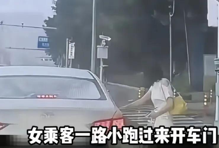 迟到了就这么治理乘客，大家觉得司机这样做妥当吗下雨天打车碰上这种事，换谁心里都