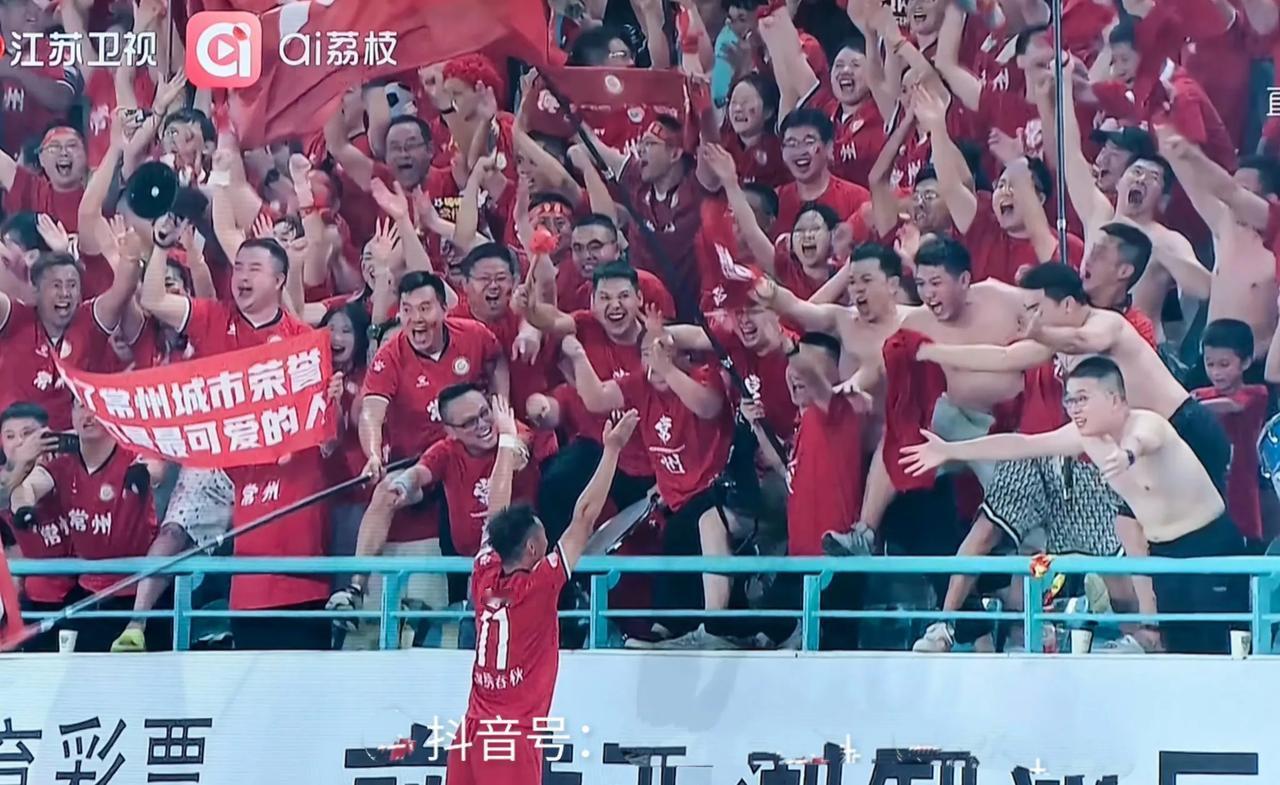 苏超名画面，赵连平进球后冲向常州球迷。这也就是国内的体育场，有赛道，看台太高