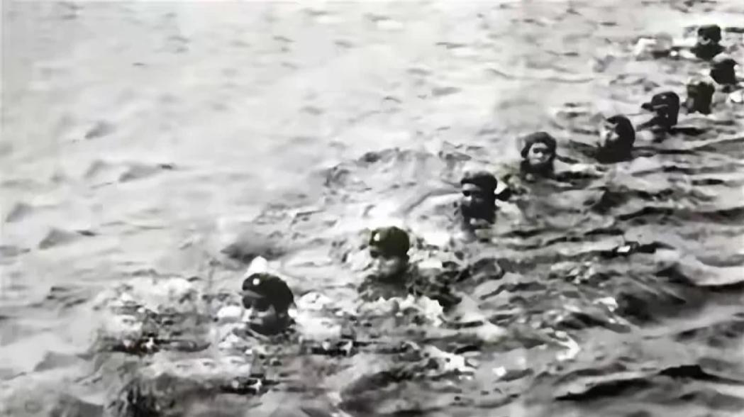 1965年，解放军驻琼某部9名战士武装泅渡琼州海峡，每人携带手枪、子弹、手榴弹、