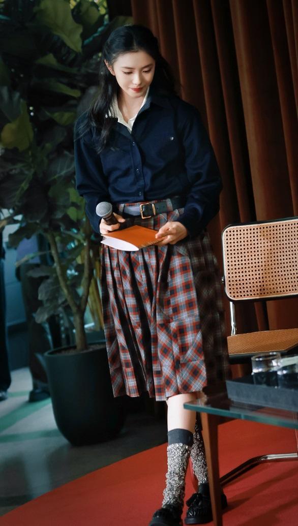 今天刘浩存在出席时尚活动的时候搭配的非常时尚，看上去也格外的年轻，气质超好。