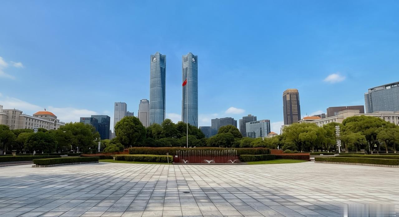 南昌，赣江，红谷滩。一江两岸，挺美的，就是红谷滩这边的路应该好好休整一下，有的