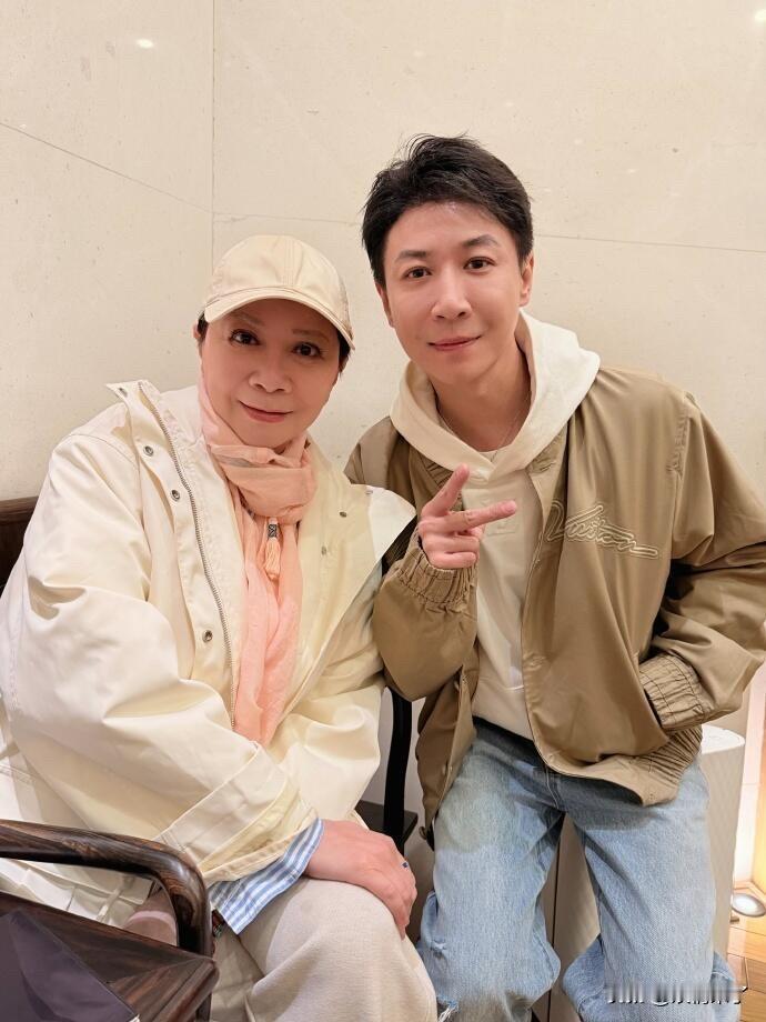 张维伊蔡明太像了，张维伊说:他和蔡妈确实像这长相不是母子胜似母子啊[捂脸哭]