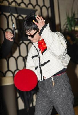 权志龙离开酒店外出用餐被拍到……白色小香风外套+灰色阔腿裤，脚踩红色皮鞋，整