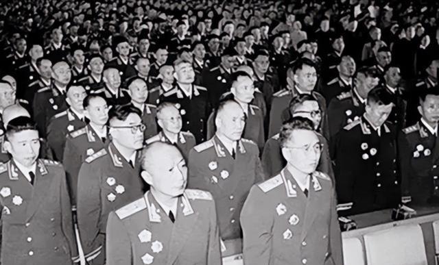 1955年，授勋前夕，叶剑英元帅检查授勋人员名单时，突然面色一沉，指着上面两个人