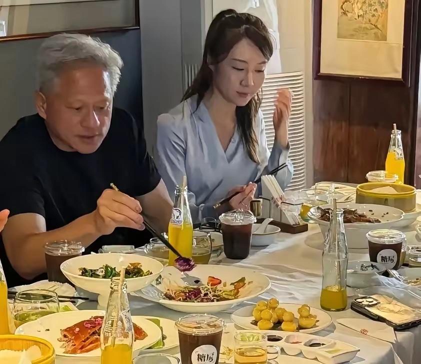 不懂就问，黄仁勋旁边的美女是谁？气质超美，是不是他老婆？