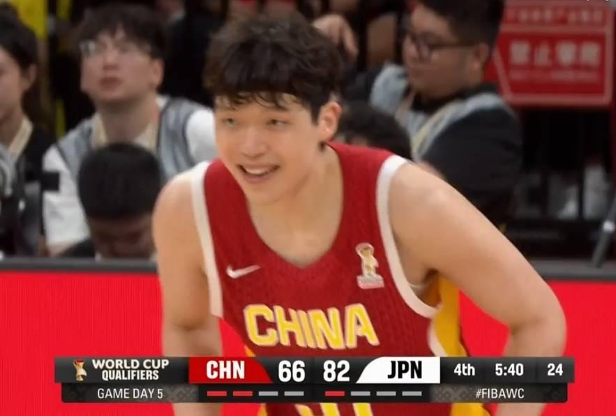 杨瀚森面带微笑表情放松男篮世亚预阶段一关键生死局，中国男篮主场73-92惨败