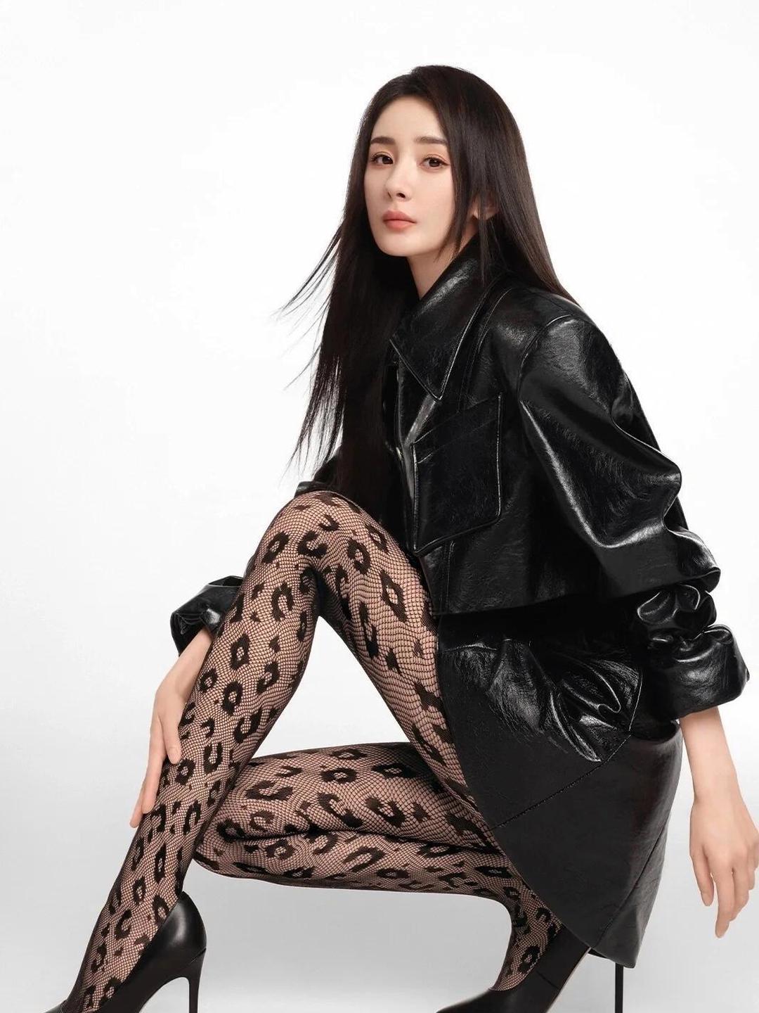 杨幂黑丝大长腿太养眼，举手投足都是魅力，看得人心情都明亮起来[爱心]...