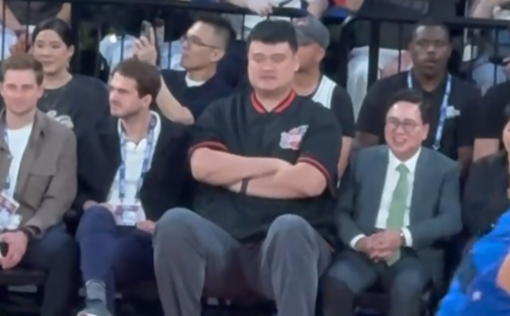 退役16年后，姚明罕见现身NBA，现场大佬云集却纷纷围拢，一个举动暴露他在国际体坛的地位。这事儿发生