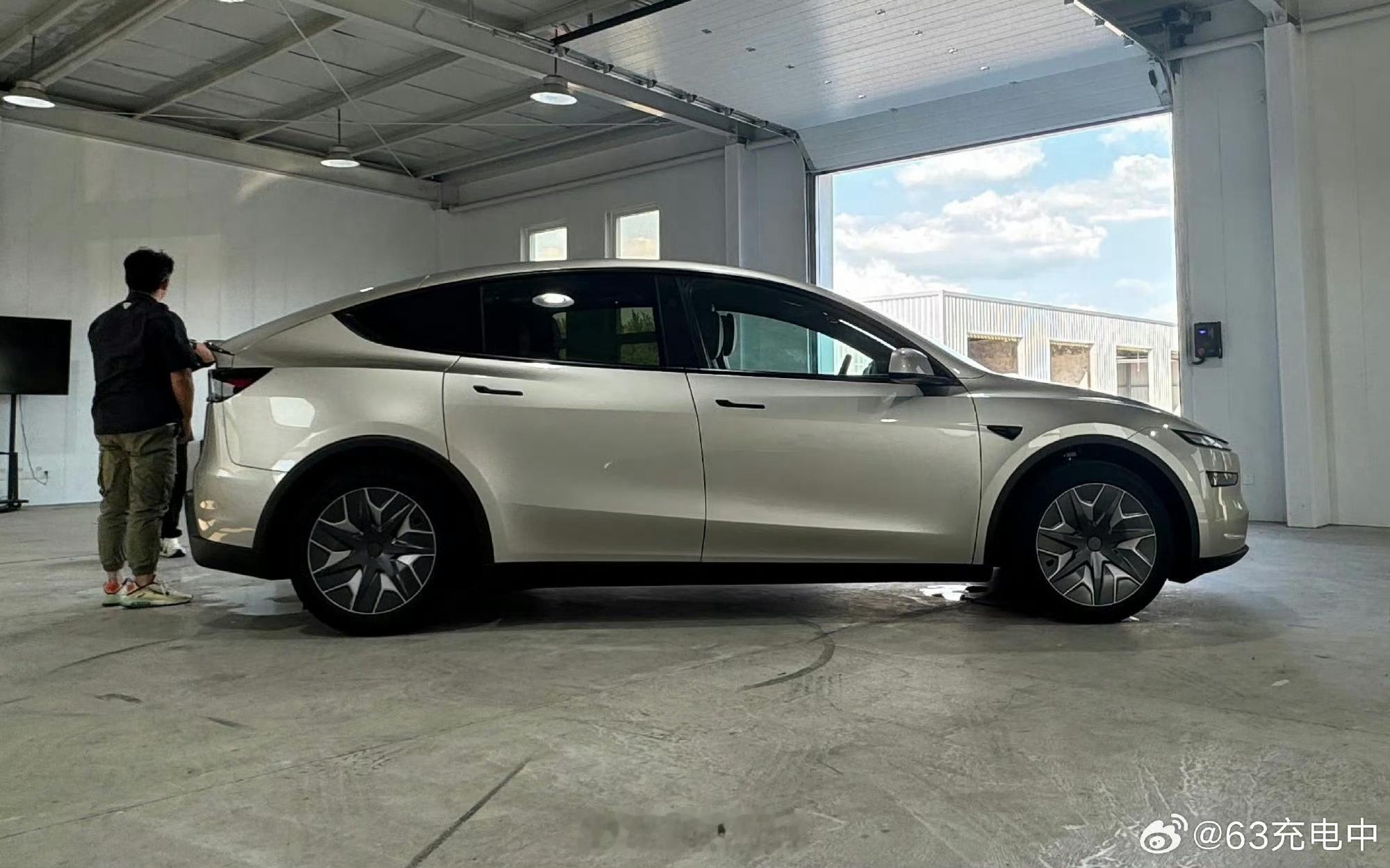 特斯拉ModelYL内饰来了，变身6座车，价格有所涨32w左右，在新能源这么卷