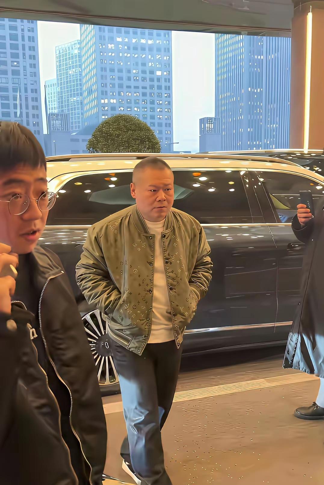 “我的天呐”岳云鹏身穿的这几万块的夹克，够我们普通人一年工资了吧，这就是有钱人的