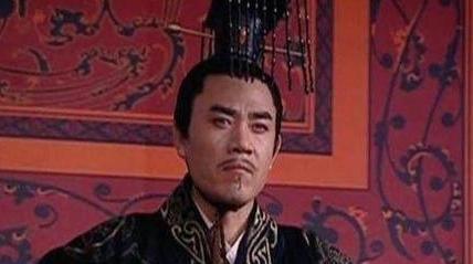 竹简“哐当”一声落地，打断了朝堂的气氛。汉武帝面色冰冷，袖子一甩，谁都不敢说话。