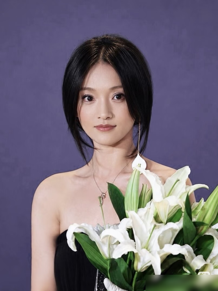 周迅在片场哭到满脸是泪，李亚鹏一把攥住她的手，这事就成了。那是2001年，瞿颖前脚刚走，后脚两人就在