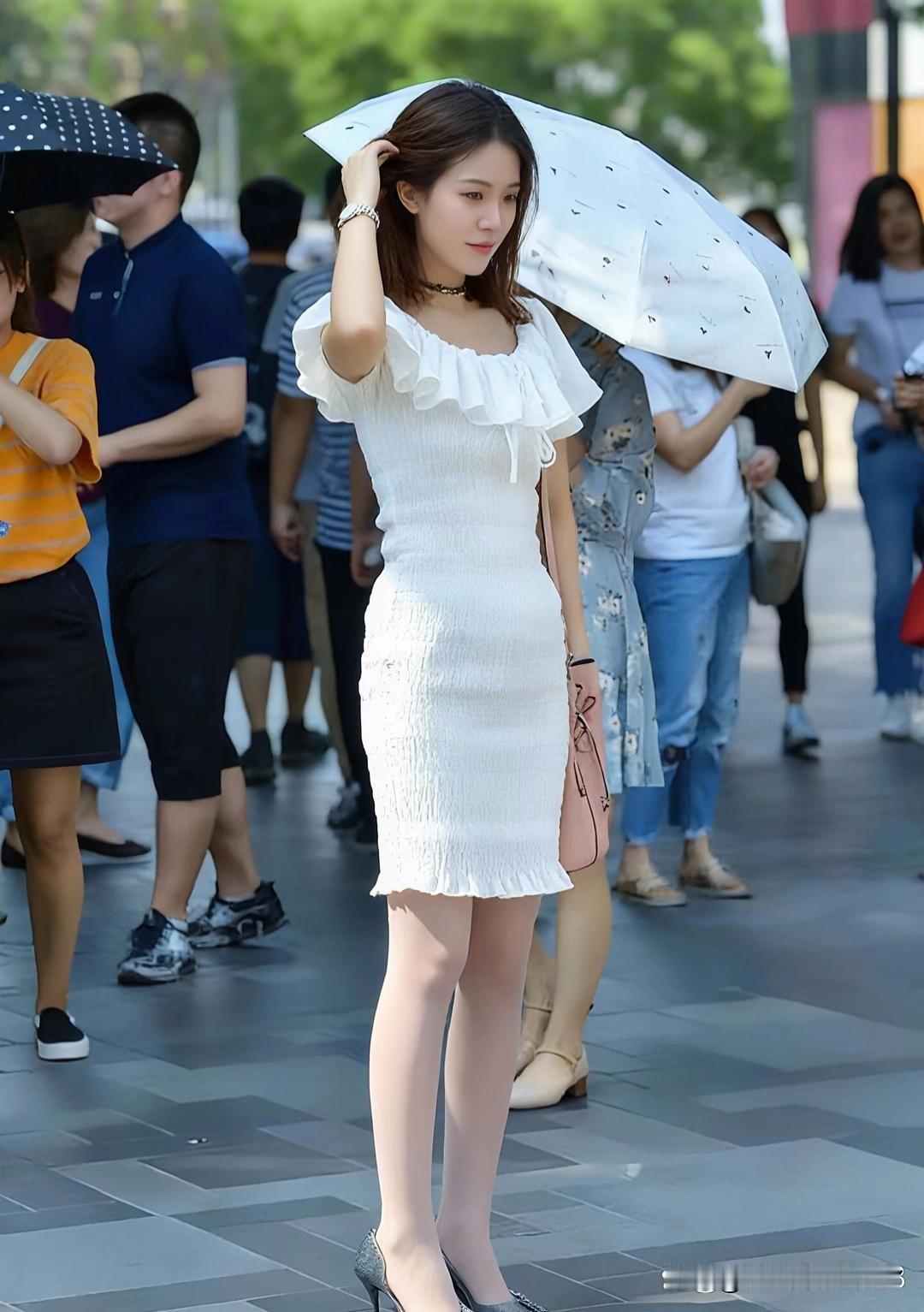 夏日炎炎，白色连衣裙搭配白色伞简直是优雅出街的标配！想象一下，漫步在街头，白色连