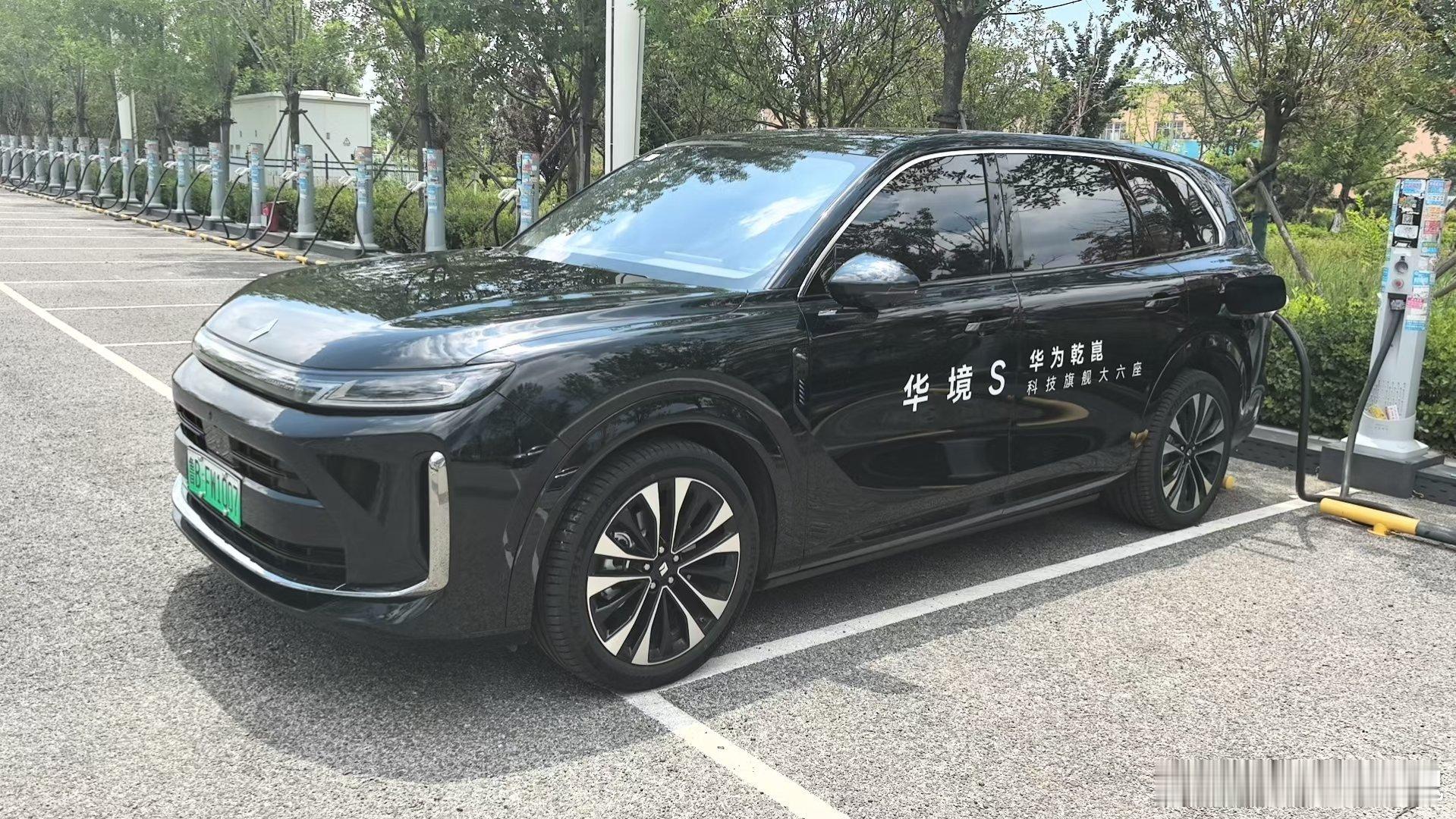 关于华境S这辆车，我心底有太多太多话想说。起初，我们一家人去试驾了问界的几款车型，配置和性能都让人心