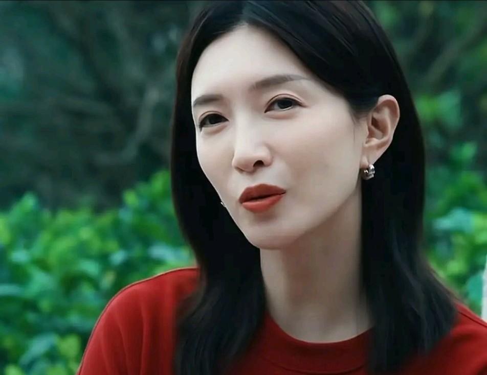 江疏影一点都不漂亮。长着一张刻薄的脸。眼神凌厉不柔和。说话还咬牙切齿的。江疏影